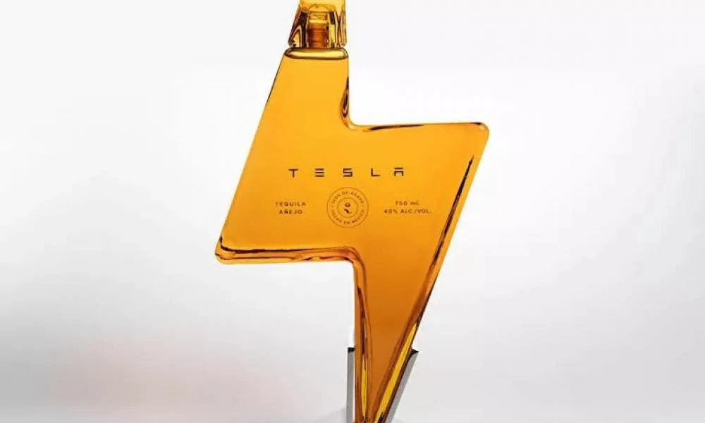 Ο Έλον Μασκ έβγαλε τεκίλα Tesla με τιμή 210 ευρώ το μπουκάλι (βίντεο)